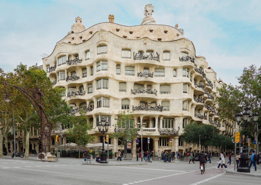 3 Days in Barcelona: The Perfect Itinerary for First-Time Visitors 31 Casa Mila view from street